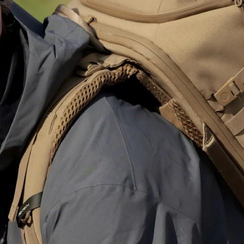 拡張性はなんぼあっても良い。MOLLEシステム採用のカメラバッグで野を