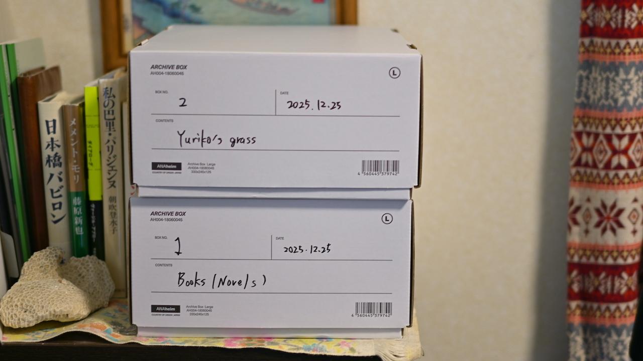 行き場に困った本や雑貨の避難場所に。悪目立ちしない収納ボックス