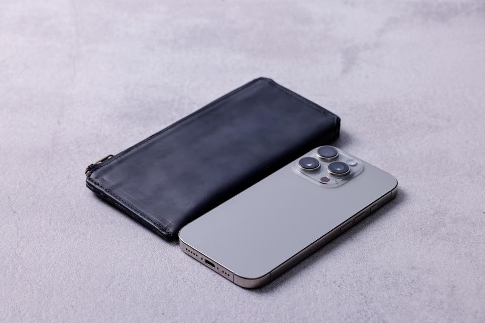 薄さたったの1.3cm。ほぼiPhoneサイズの革財布だけど、使いやすさの妥協なし