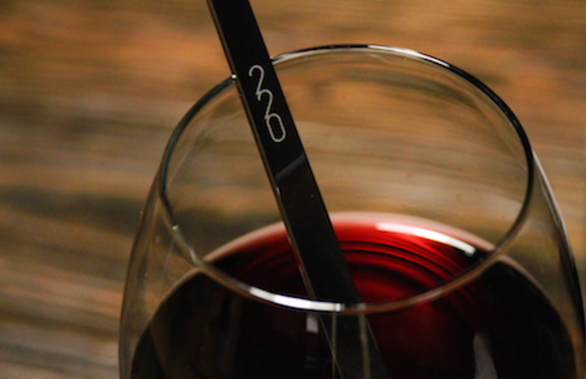 10秒で熟成感ある風味に変わる。安価なワインもこのマドラーでかき混ぜるだけ