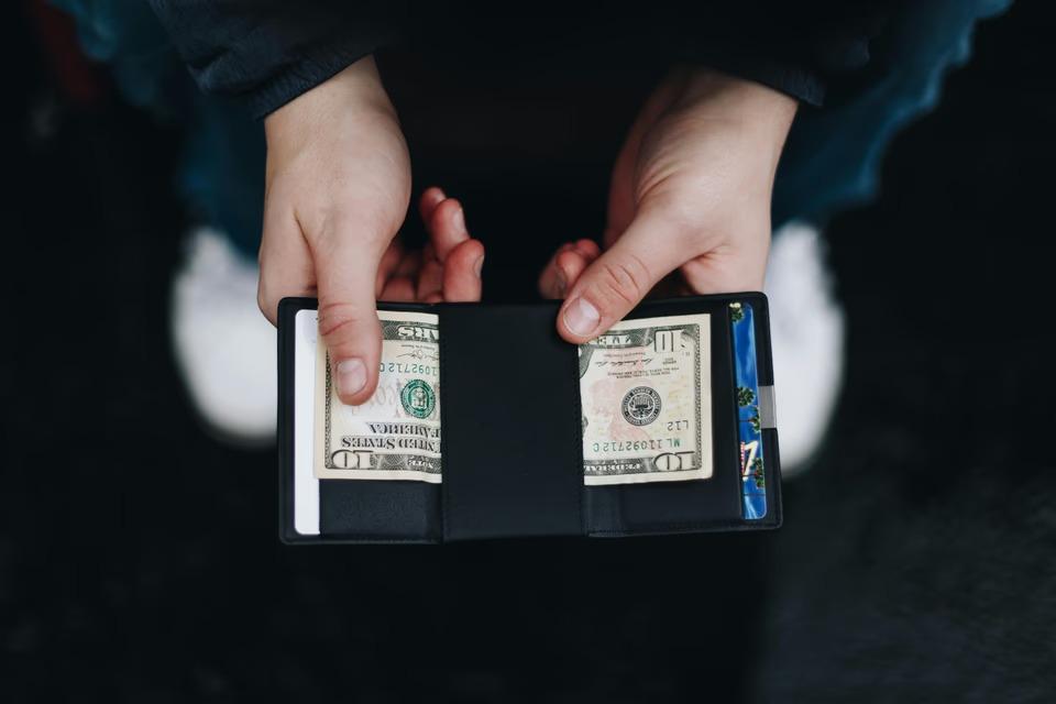 財布がパンパンな人へ。オランダ発の「紙幣とカード特化」財布が理にかなってる