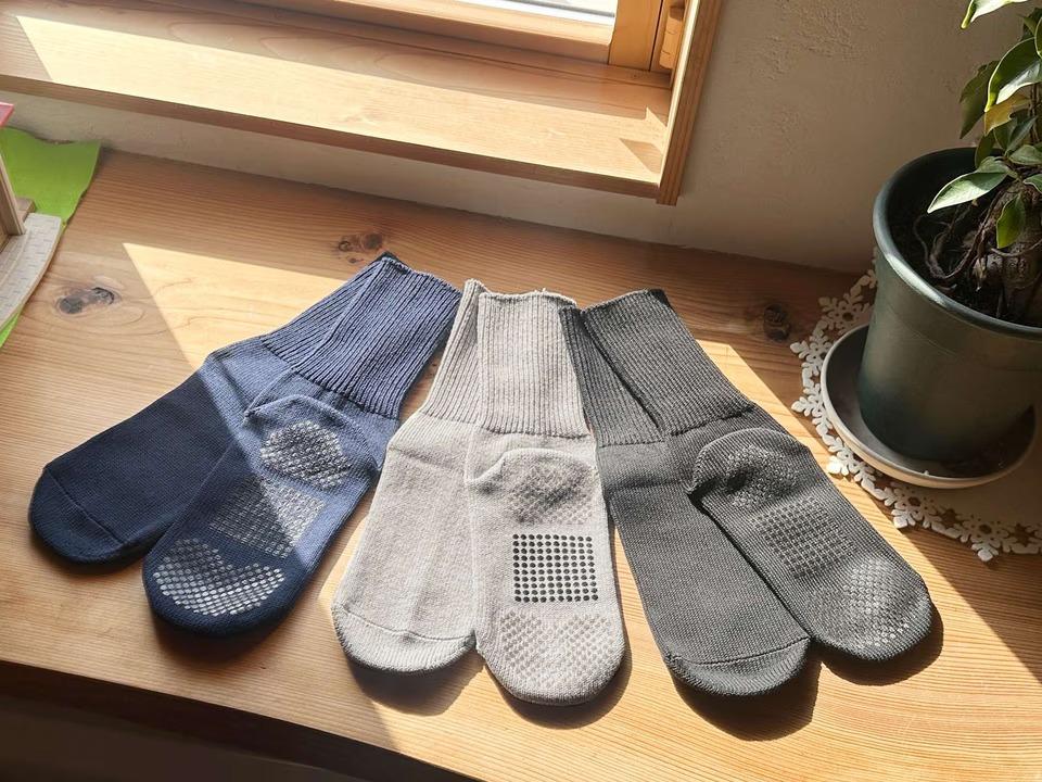 まるで足元「岩盤浴」の厚地靴下。国内製造の本気を感じた一足を、この冬の冷え対策に