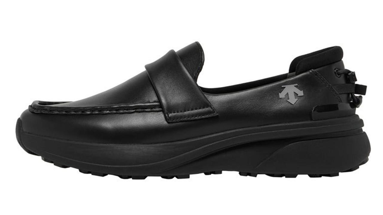 天然皮革を使用しているのに雨に強いローファー。天候に左右されずに履ける