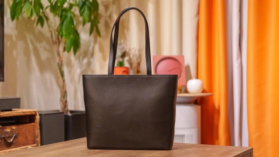 結果的に長く使いたくなる。仕事にも休日にも無理なく馴染む、本革トートバッグ
