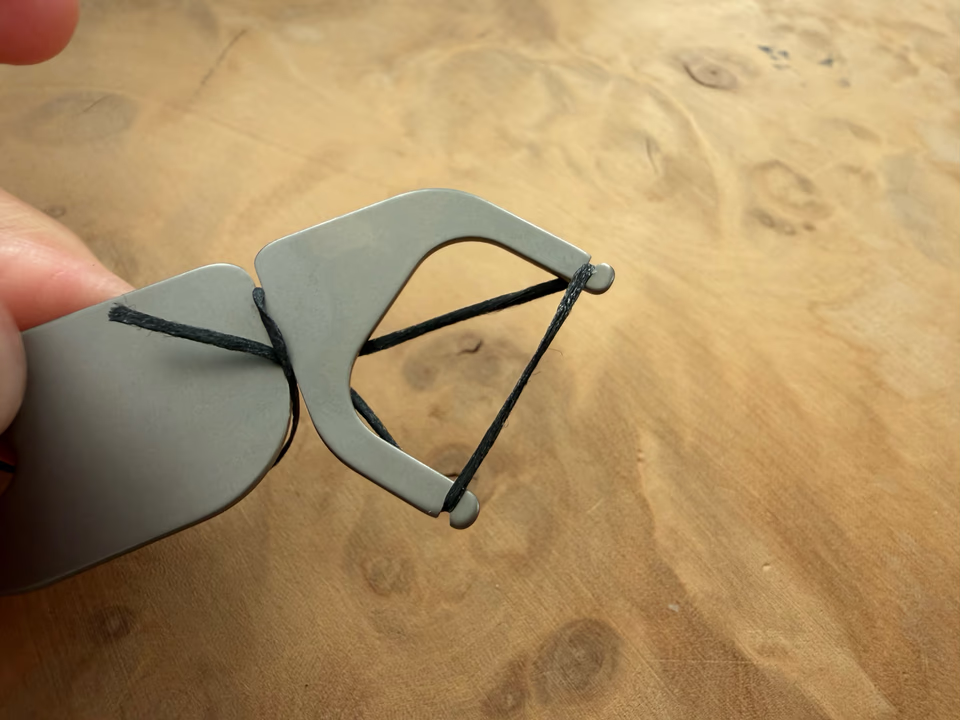 デンタルフロスって使いづらくない？ それならこのチタン製ハンドルに巻き付ければOK