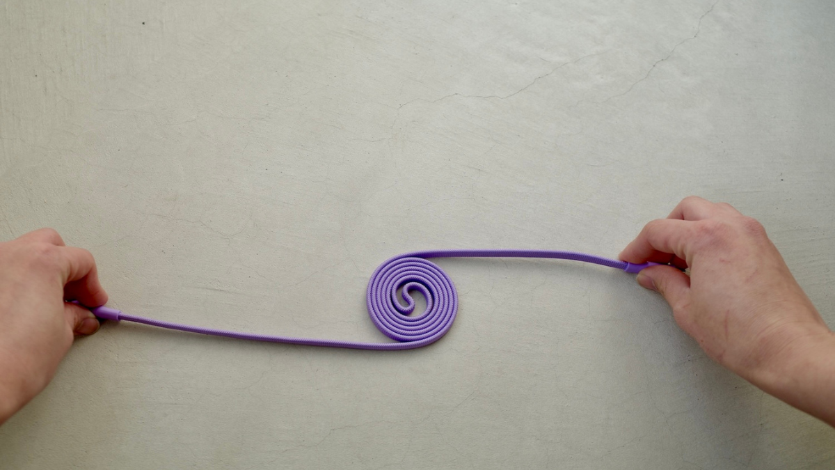 中毒性あるぞ？薄さ7mmに勝手にまとまるハイスペケーブルが、1千円台ってマジか