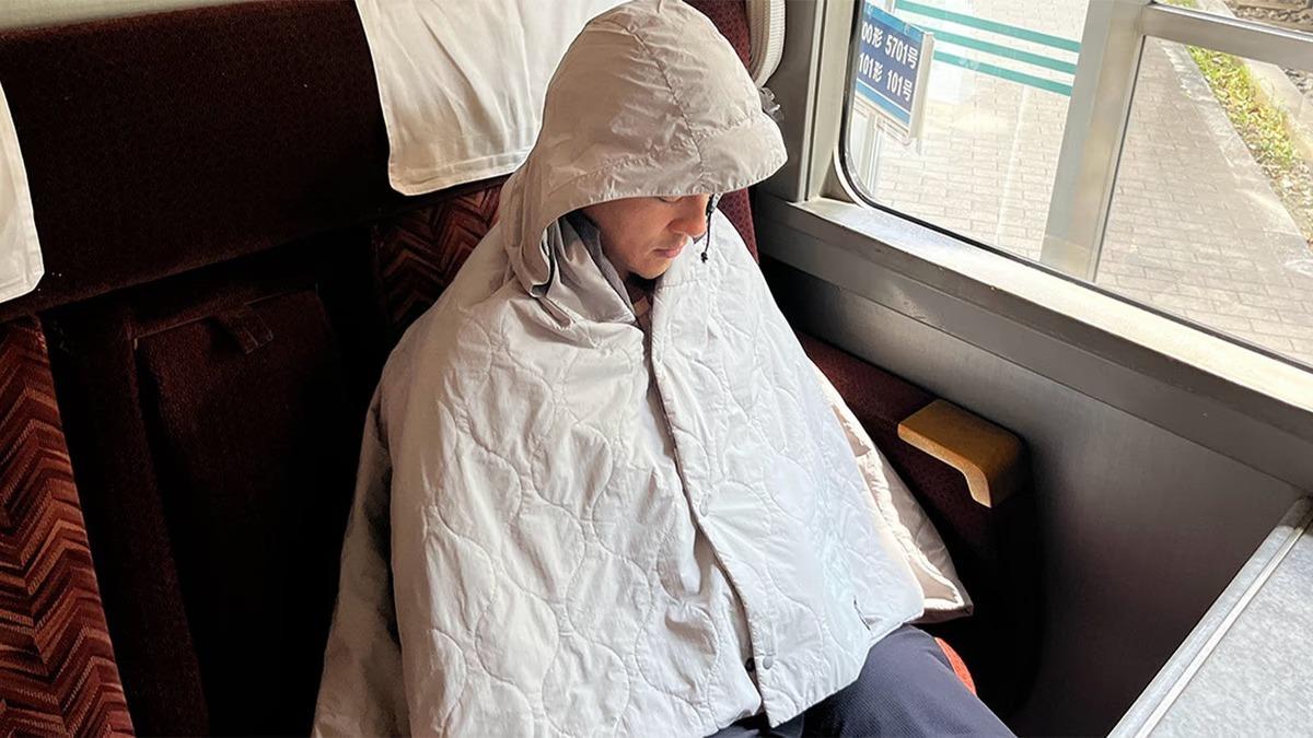 暖房でもカイロでもない。体温を“反射する”ブランケットという選択