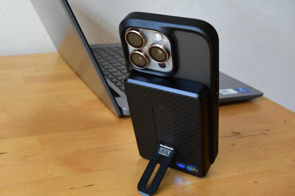 「充電器を付けたまま撮影」ができる身軽さ。180gの軽さが、週末のお出かけを身軽にしてくれました