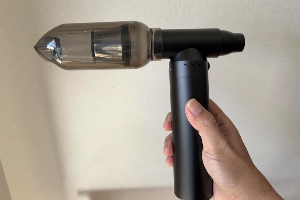 ホコリとストレスを吹き飛ばすって快感。送風も吸引もこれ1つで完結するハンディ掃除ギア