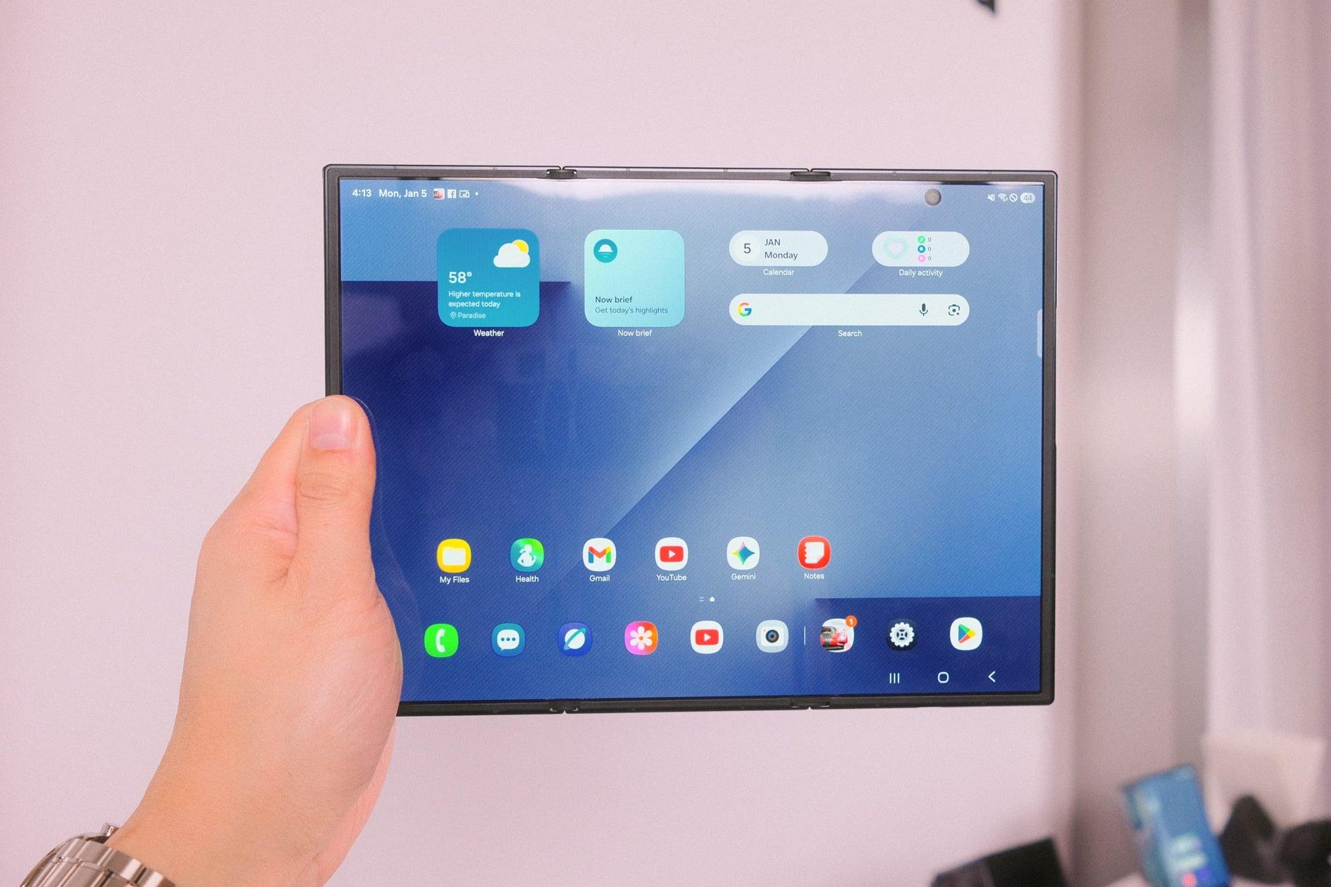 思ってたよりいいぞ。サムスンの三つ折りスマホを触ってきた（注意
