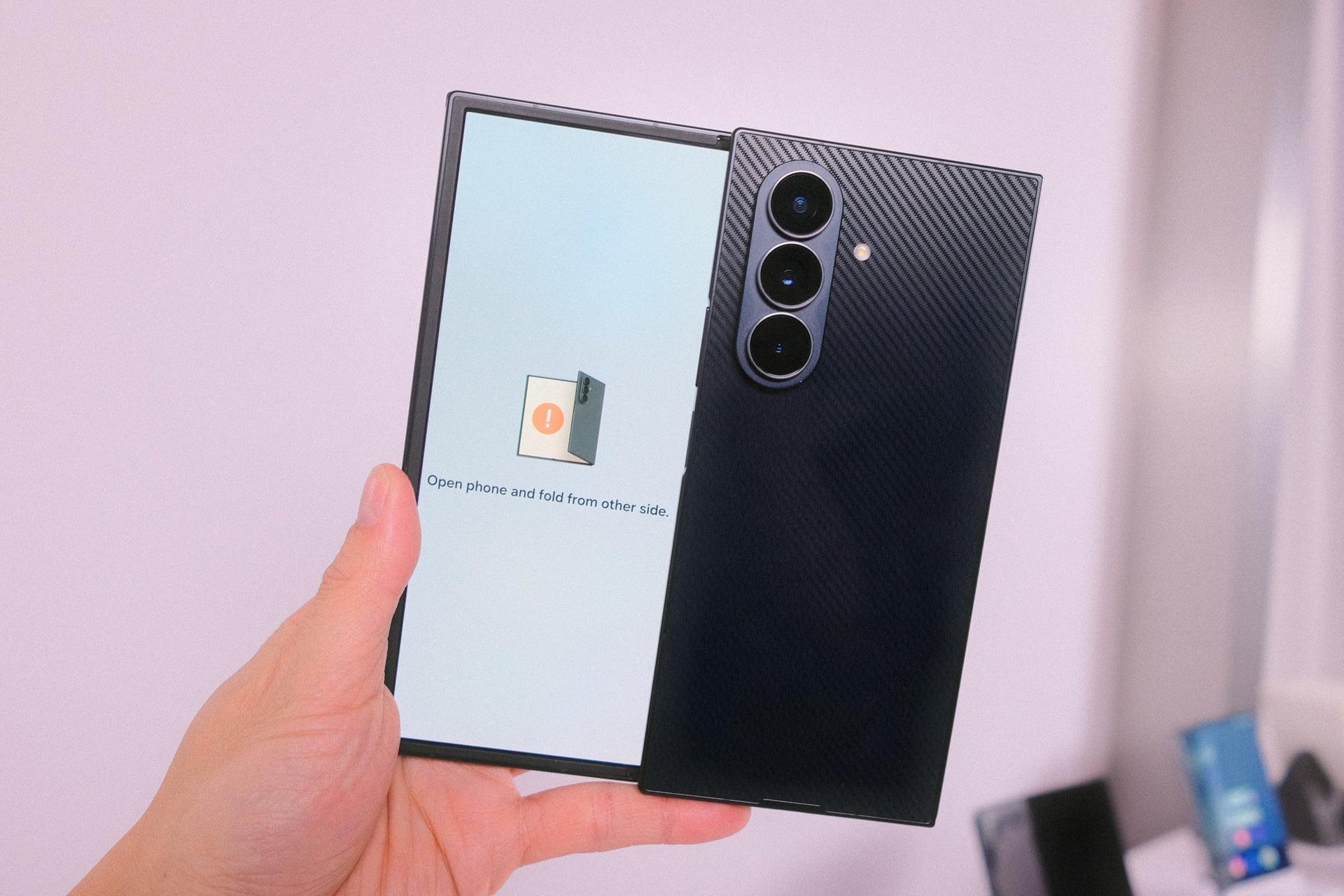 思ってたよりいいぞ。サムスンの三つ折りスマホを触ってきた（注意