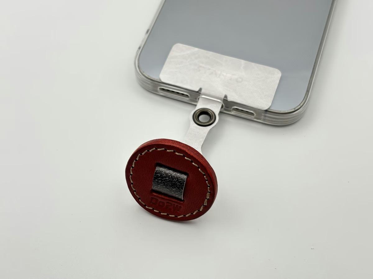 スマホを落とす不安よ、さらば。指をサッと通すだけで掴める安心感の正体