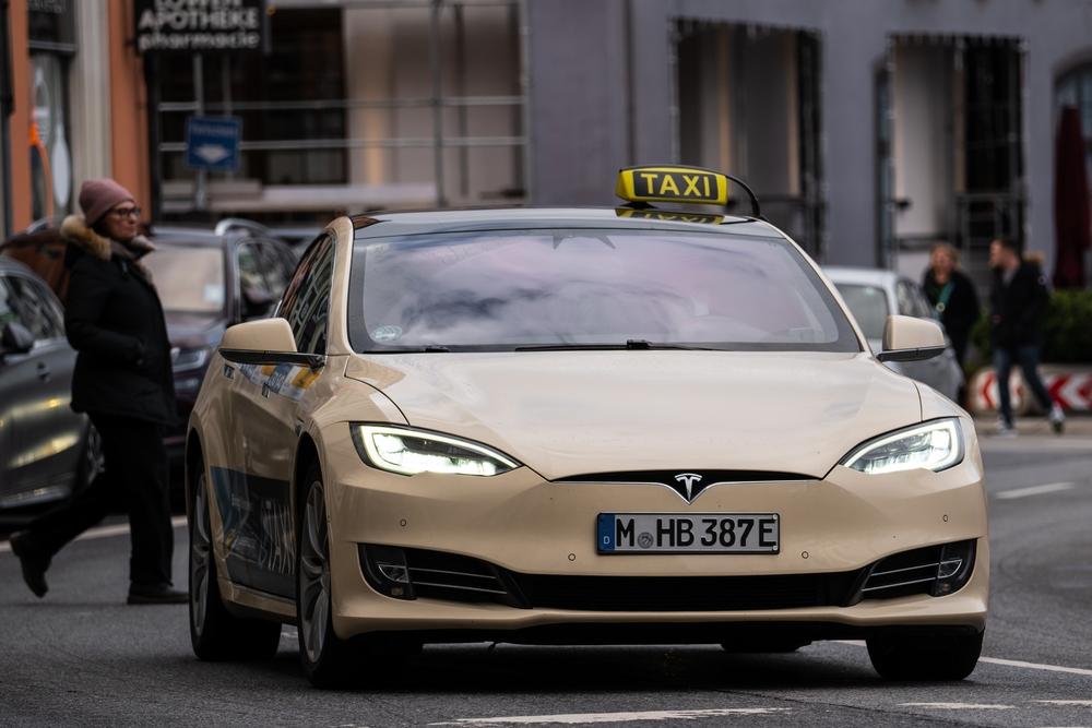 Teslaのロボタクシー、車内喫煙や食べ物のシミで罰金。いくらなの？