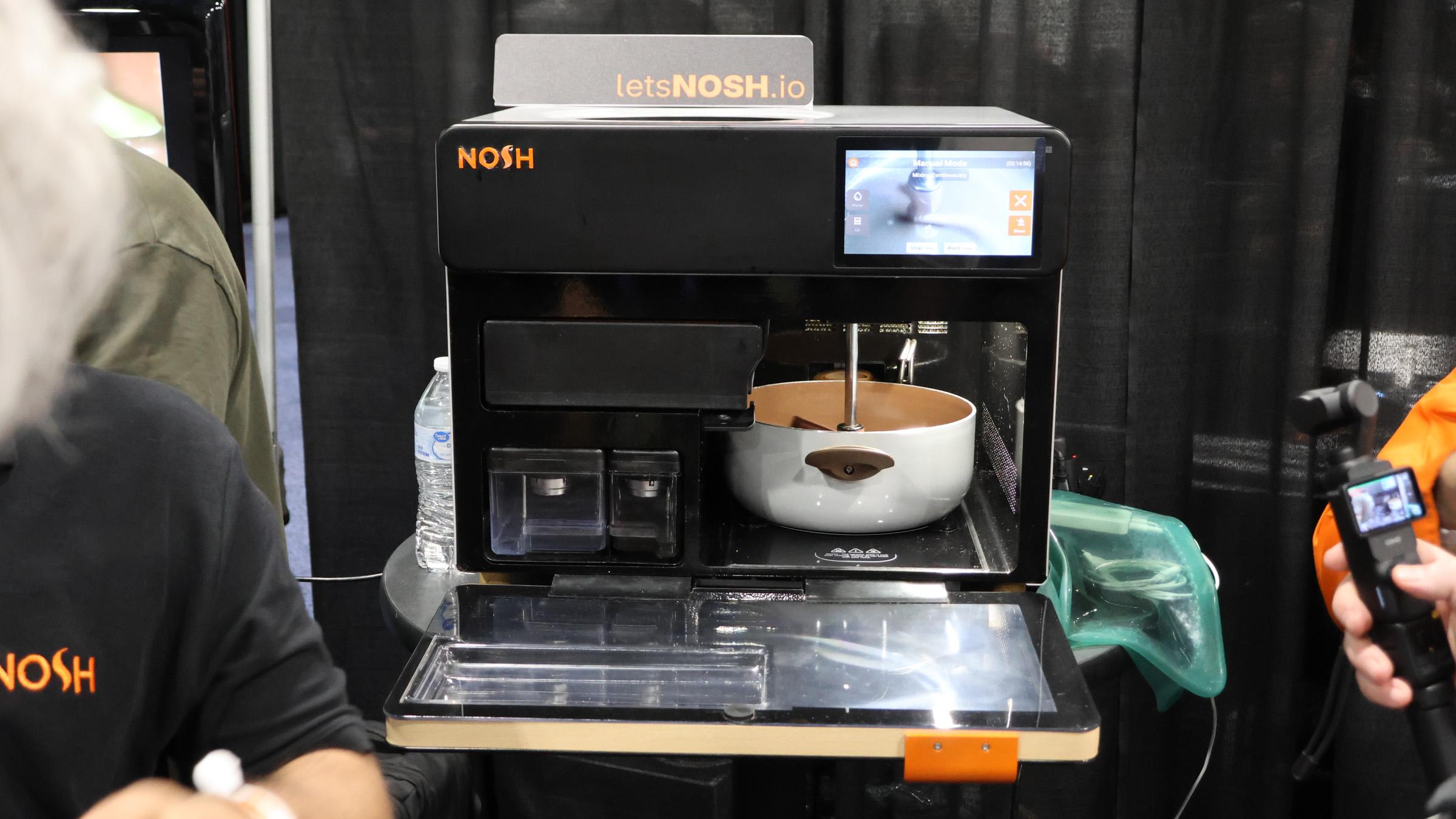 お腹が空いた？ ハイ、食材も炒めも全部やってくれる、全自動自炊ロボ〜。