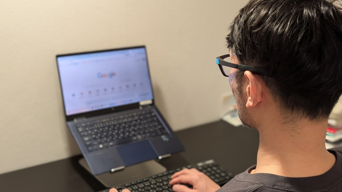 【Amazon1位】もはやインフラ。猫背な私のビジネス戦闘力を高めた「無段階PCスタンド」