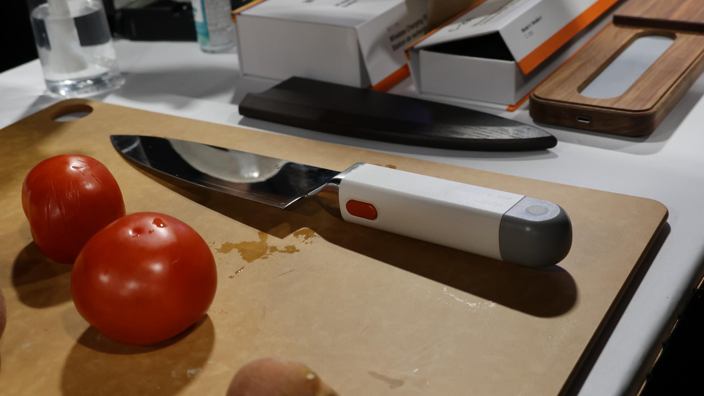 いつもの半分の力で刃が沈み込む。“切る快感”を生み出す超音波包丁