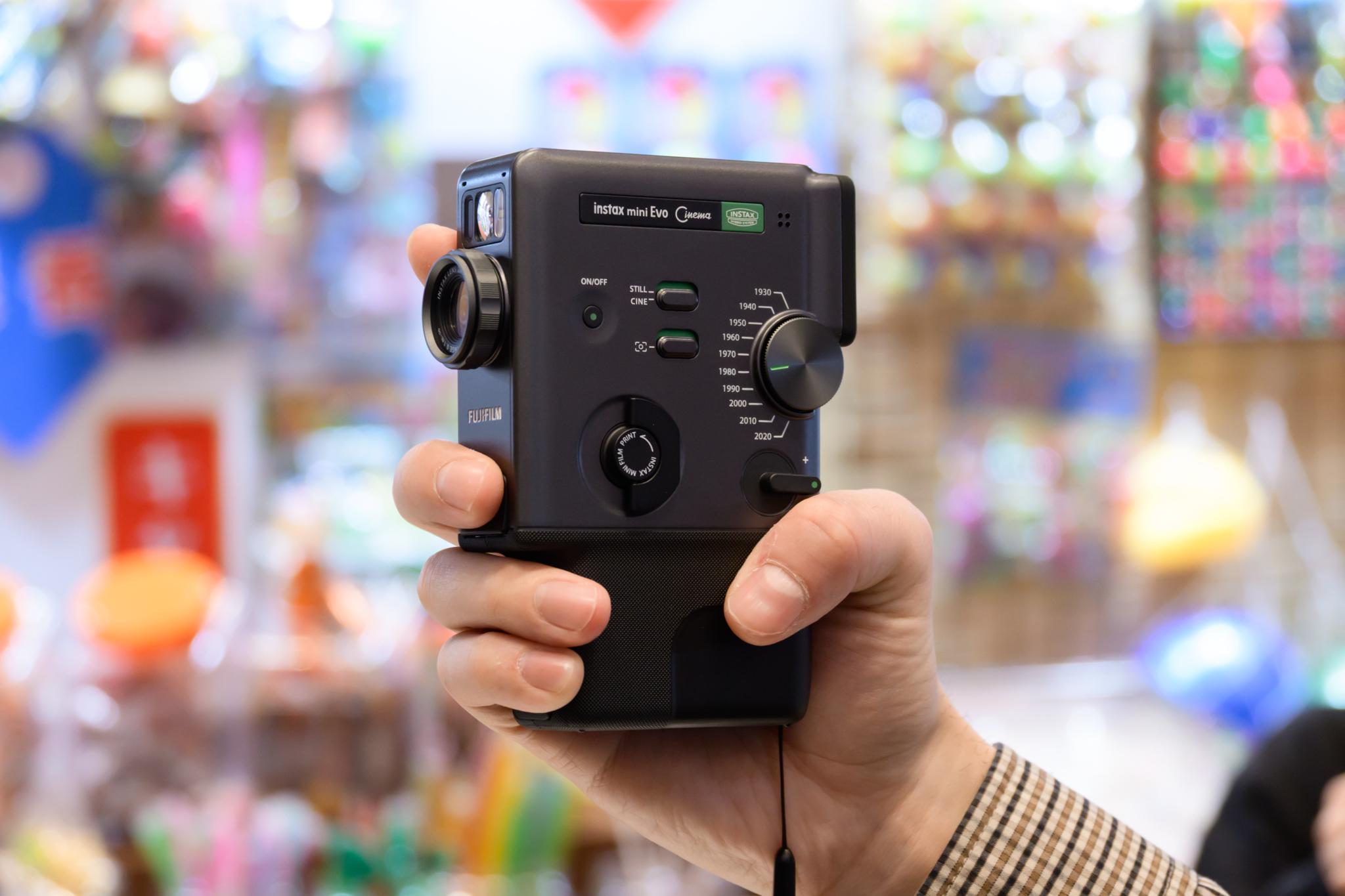 これはチェキです。動画を撮って渡せる「instax mini EVO Cinema™︎」