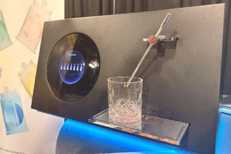 ヘンテコAIガジェット。あなたの気分に合わせたオリジナルカクテルを作るAIバーテンダー