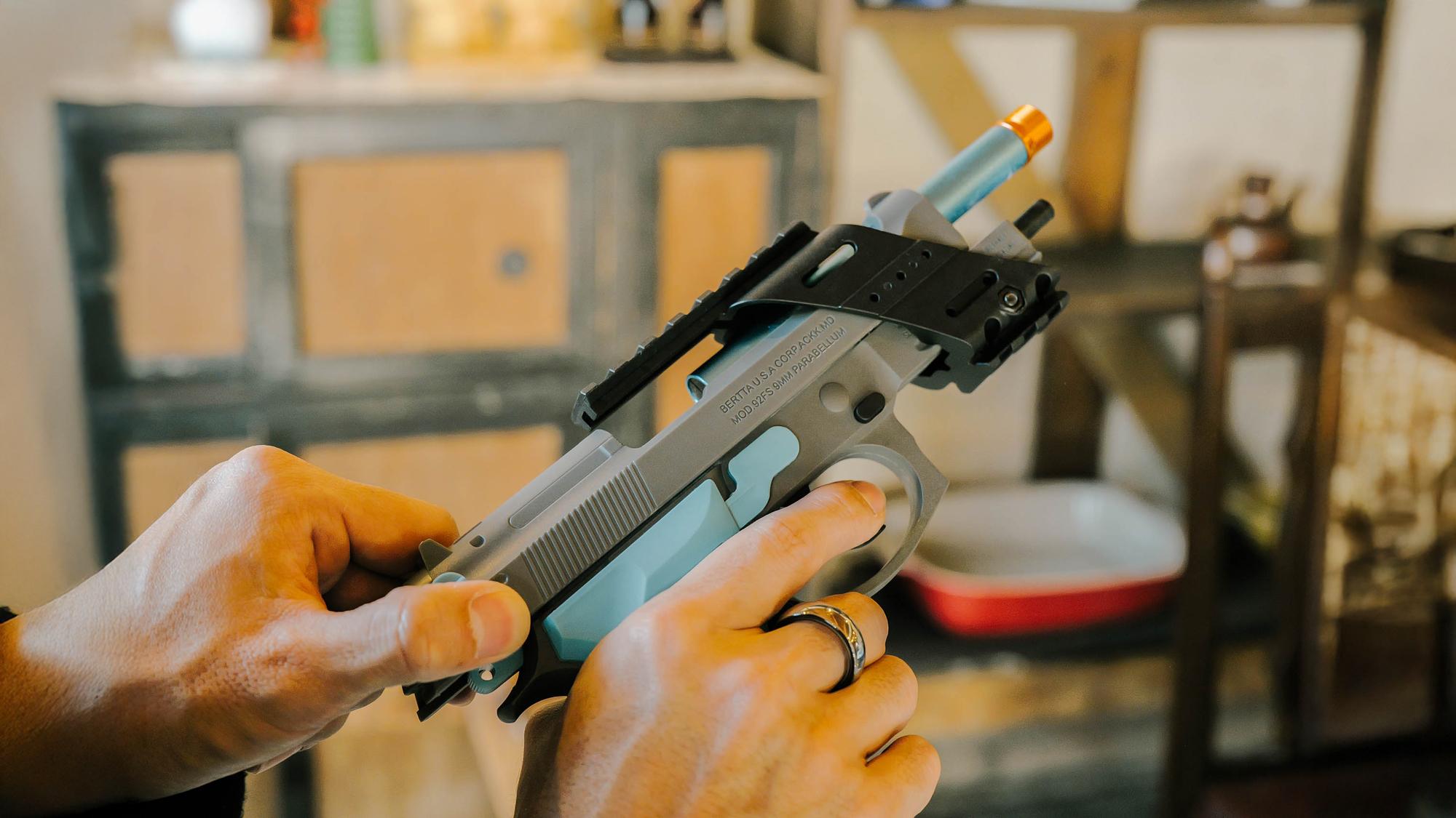 撃つ反動もリロードの手間もイイね。部屋で手軽にサバゲー並みのシューティングが楽しめました