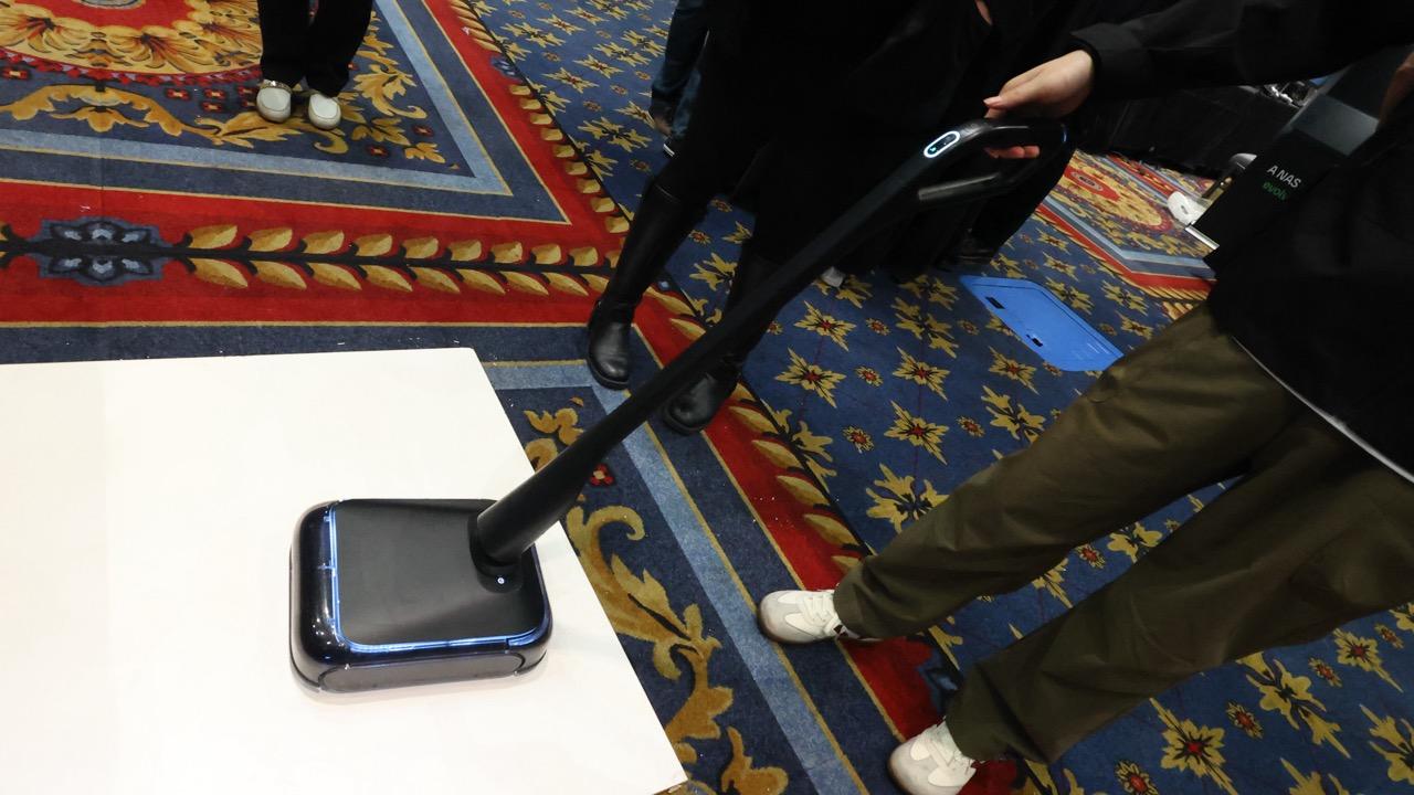 ロボットの掃除に納得できない人は、ハンドルぶっ刺して操ろう