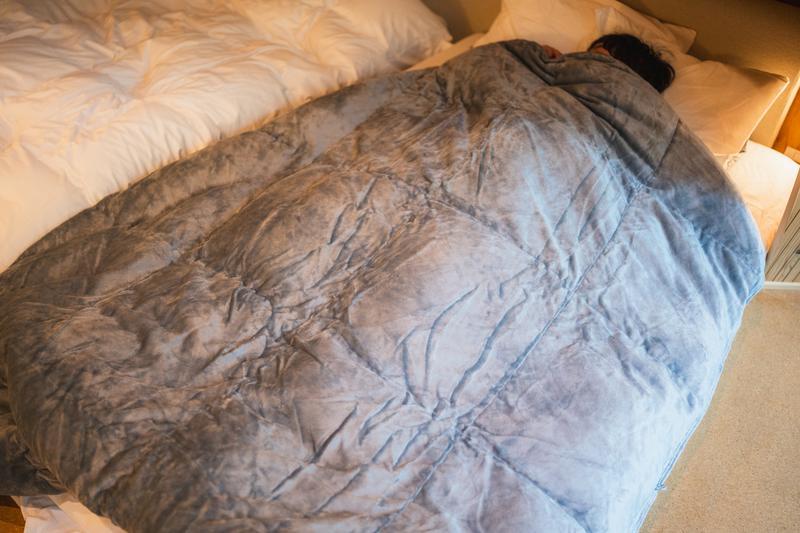 真冬なのに毛布なしでもOK。薄さ3cmでもしっかり暖かい宇宙服素材の極