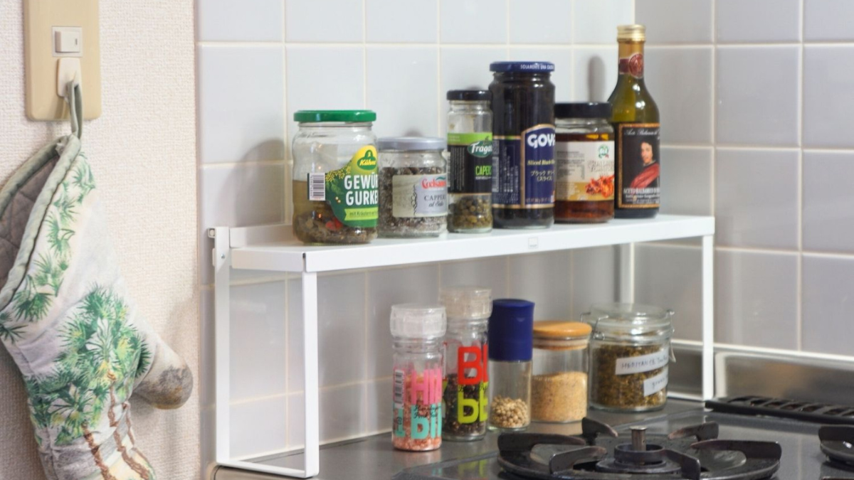 山崎実業の「コンロ奥の守護神」を表舞台で。汎用性◎な2階建てギャラリーにアレンジ！