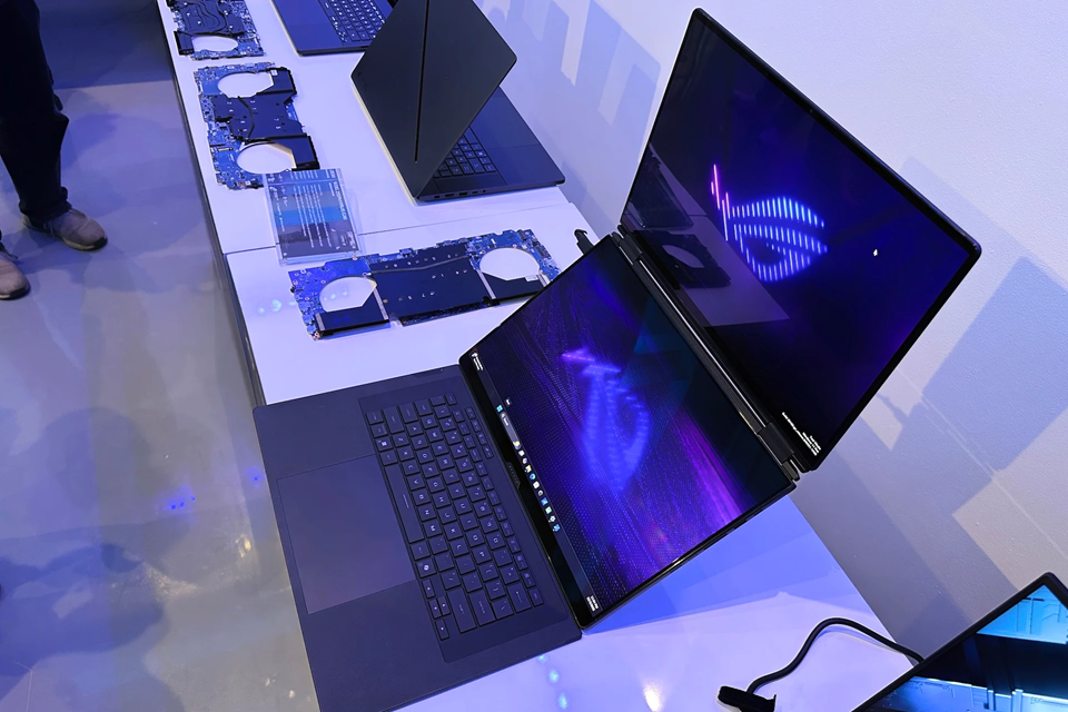 ASUS、縦横置き自在の新型2画面ゲーミングノートPCを発表