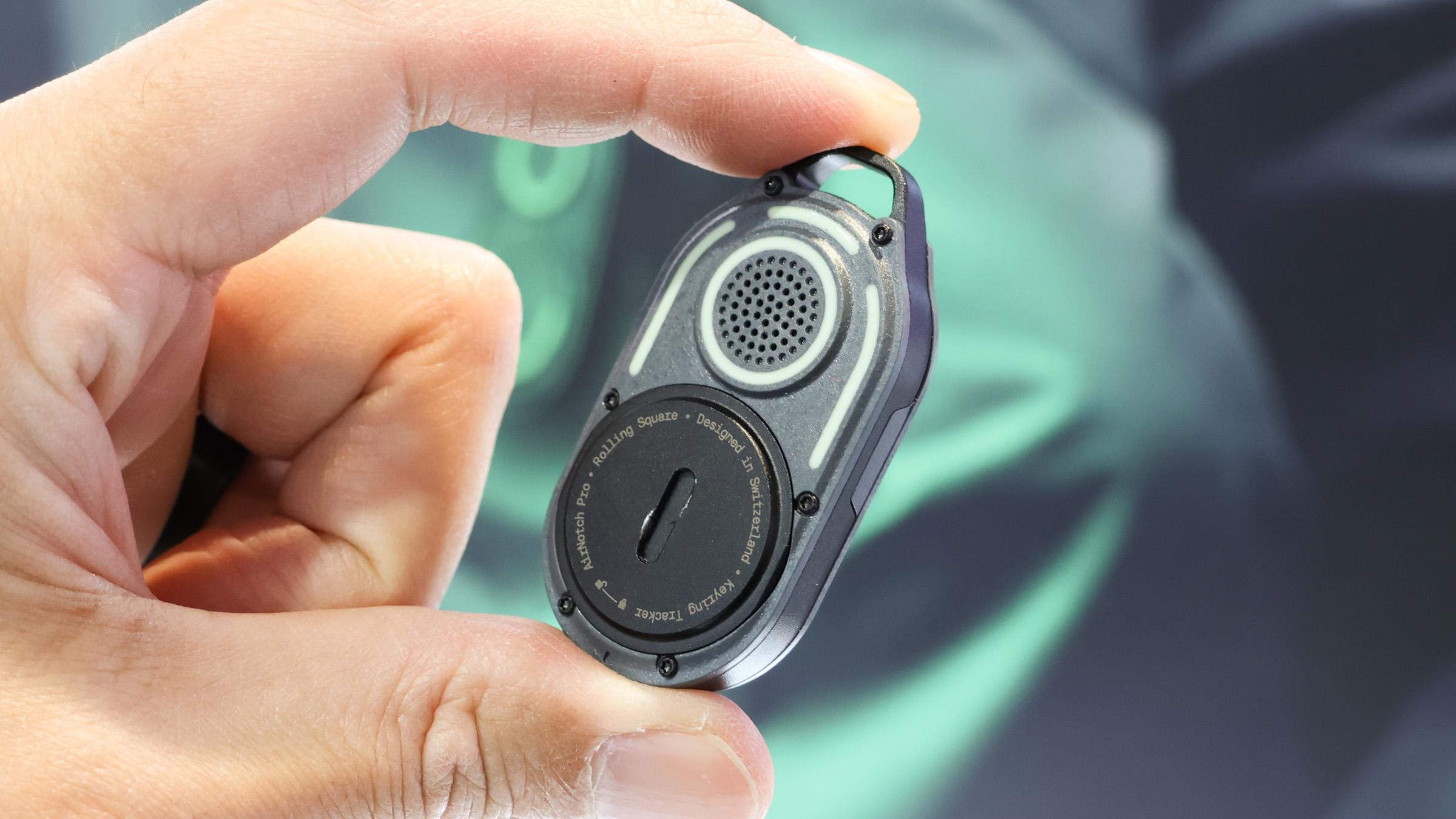 iOSでもAndroidでも使える！ レトロなデザインがいい忘れ物防止タグ