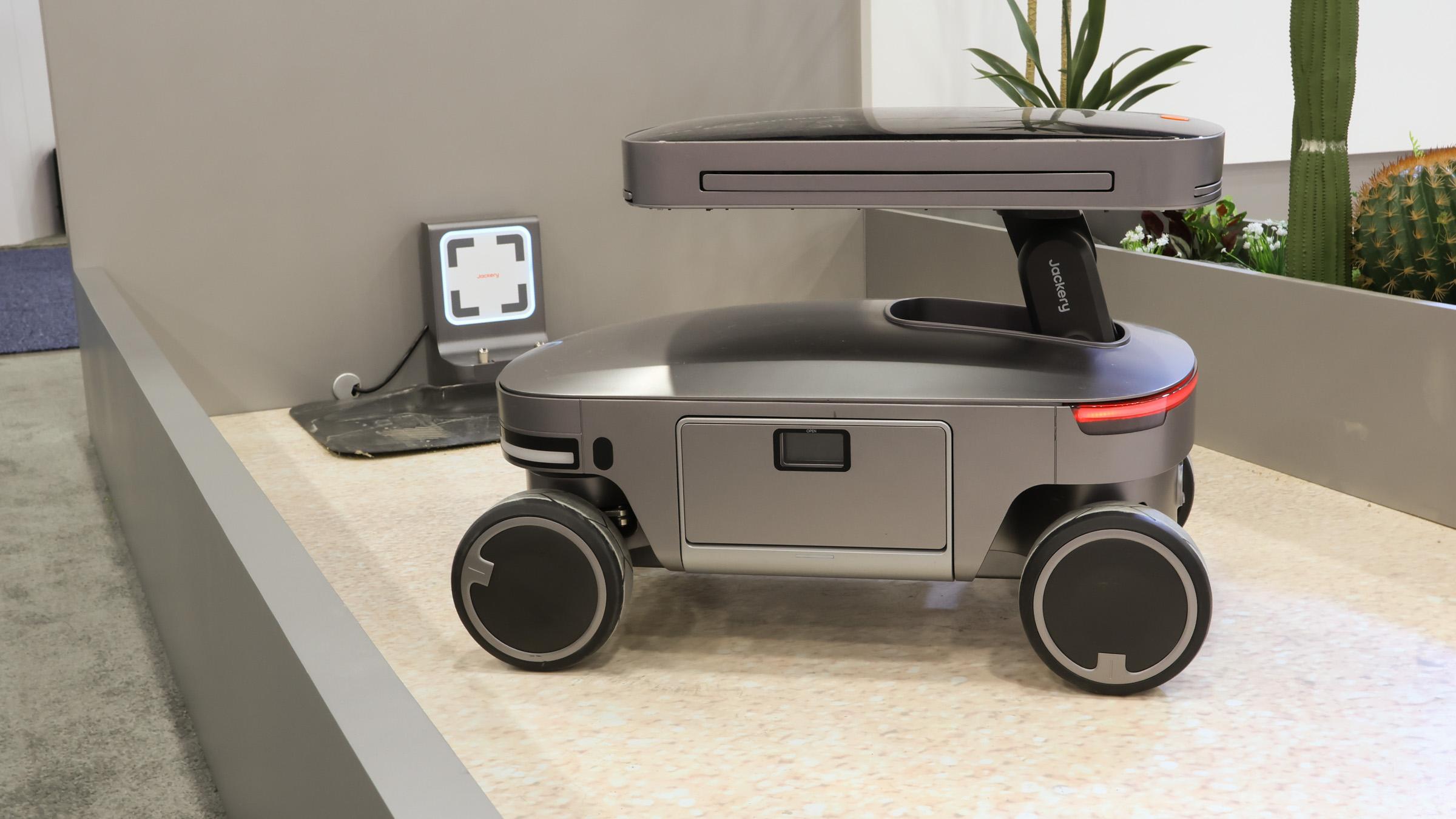 日向に自分で移動。羽を広げて太陽エネルギーを集めるロボット