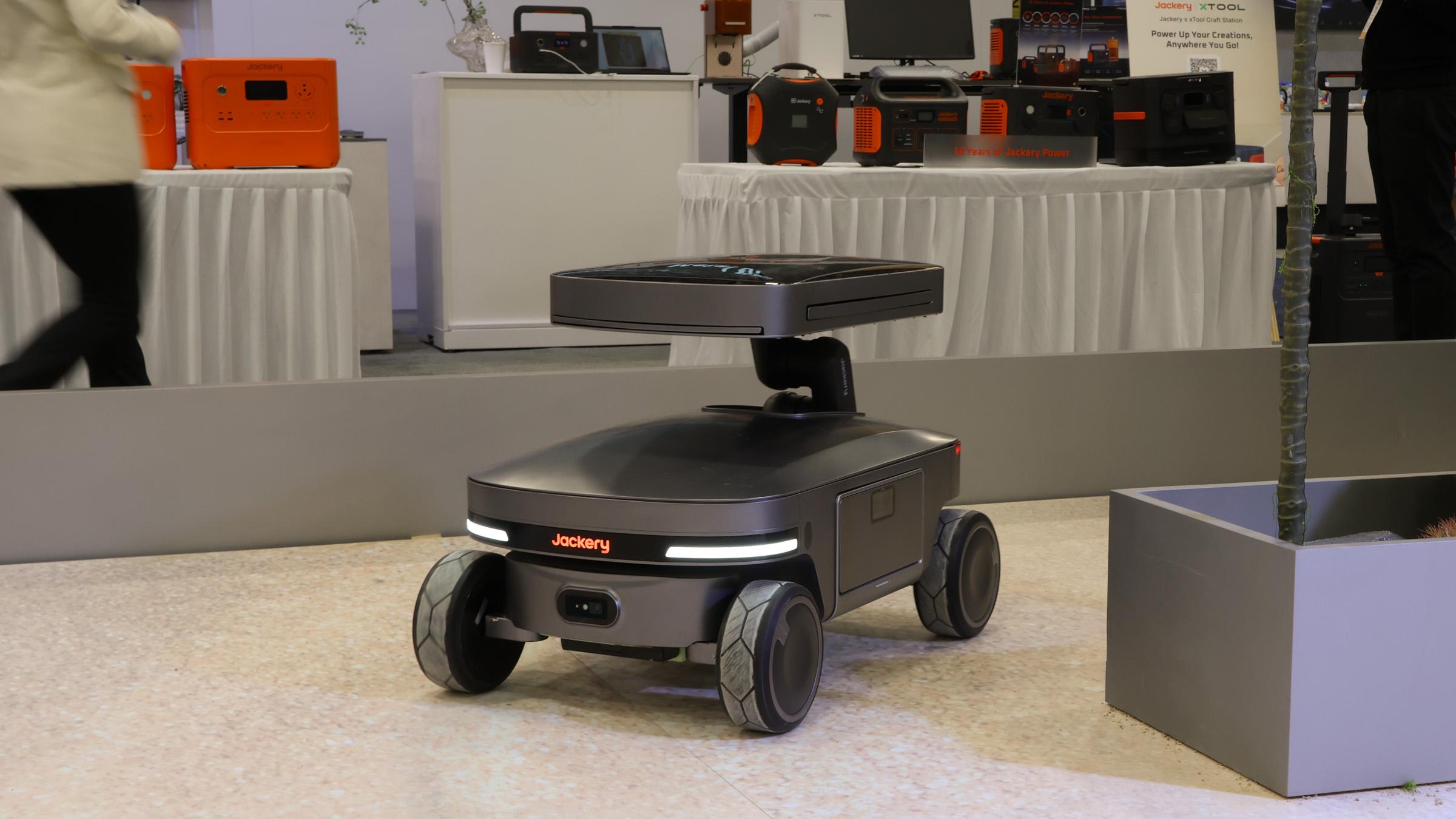 日向に自分で移動。羽を広げて太陽エネルギーを集めるロボット