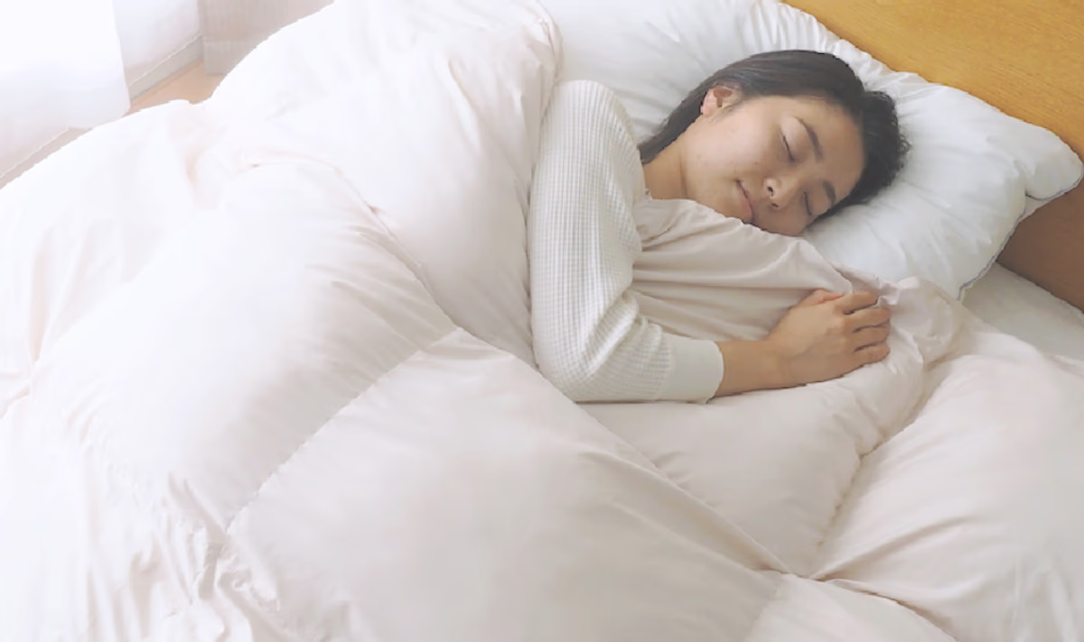 毛布なしでも一晩中暖かい、羽毛を超える保温力の掛け布団。暖気は「縫い目」から逃げていた