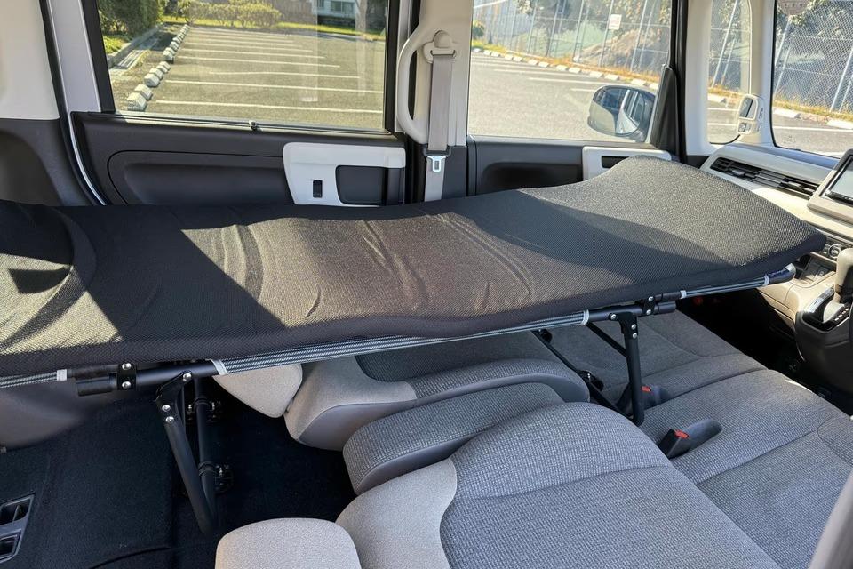 自宅のベッド感覚で眠れる車中泊専用ベッドとマットレス。段差もパイプも気にならない