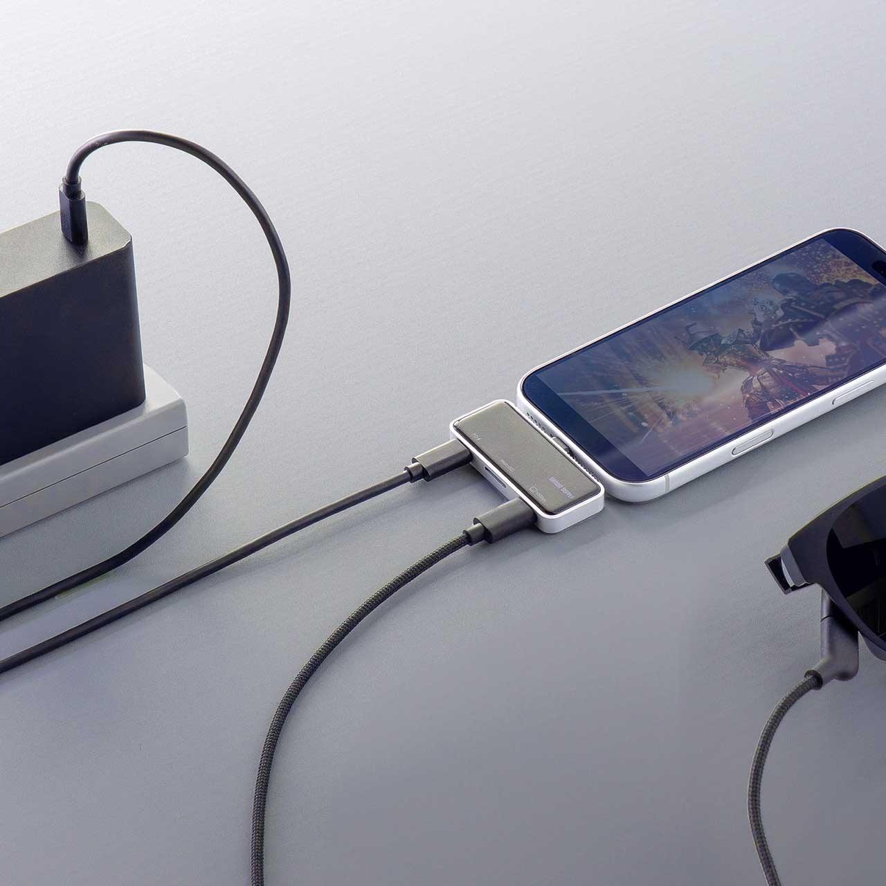 小型USBハブは、モバイルバッテリーと並ぶ持ち運び必須アイテムだ