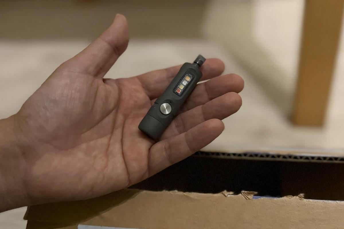 カッターを出すまでもないちょっとした作業は、ライトの尻尾で片付く