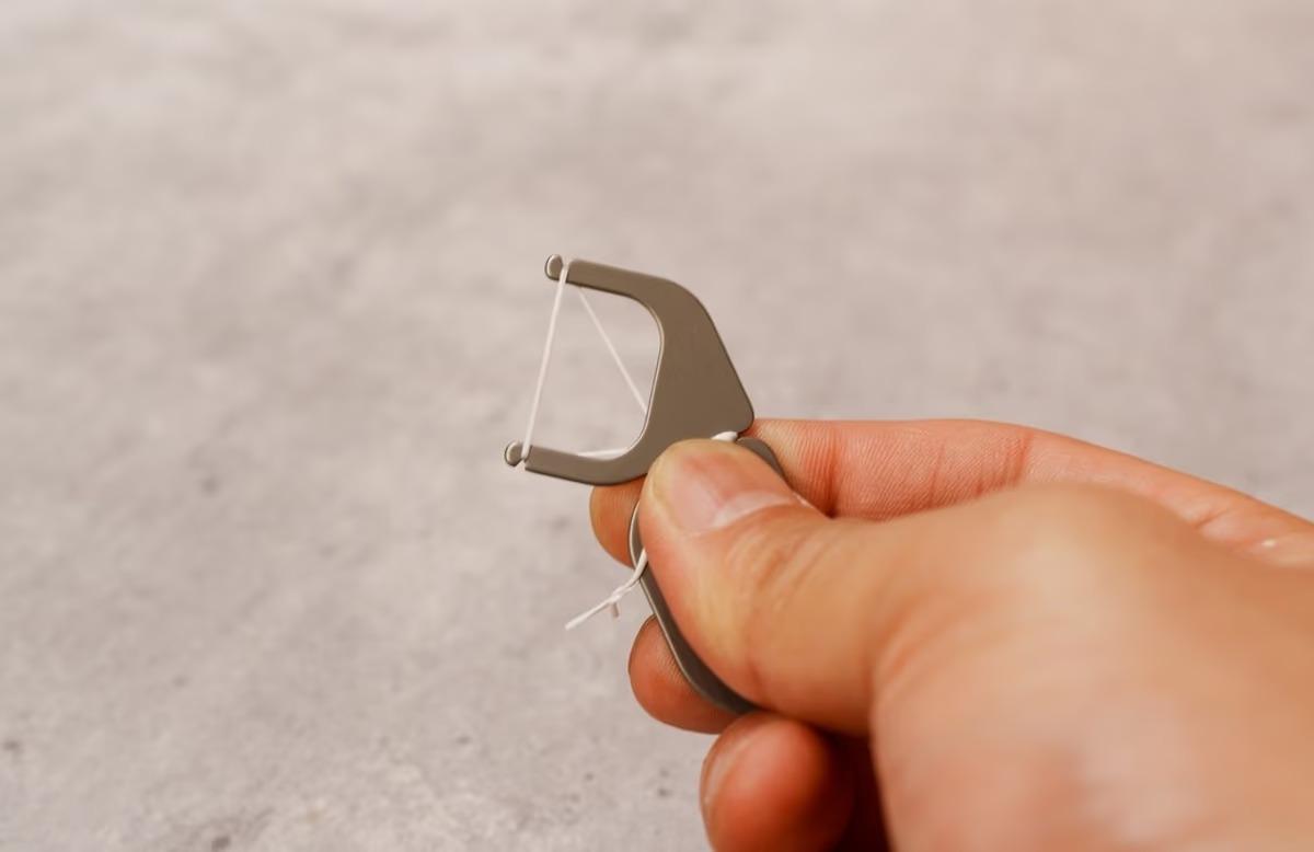 デンタルフロスを劇的に使いやすくするチタン製ハンドル。おかげで毎日の習慣にできました