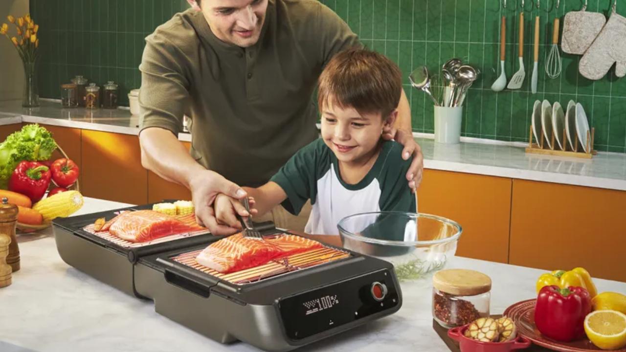 料理下手でもセンサーとAIで失敗ナシ。4倍速く調理ができる無煙グリル