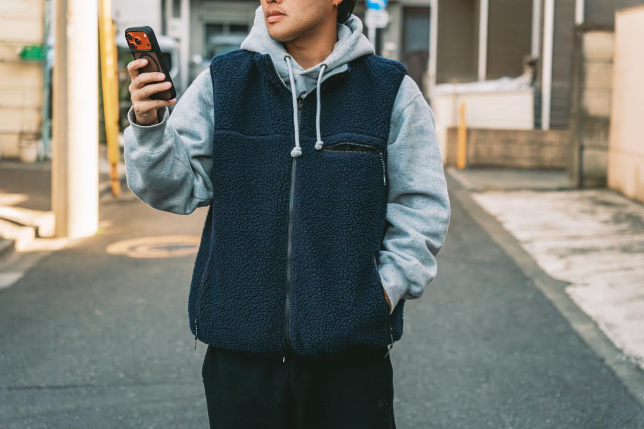 都心でダウンは暑すぎる。グラミチの｢リバーシブルベスト｣が大活躍中