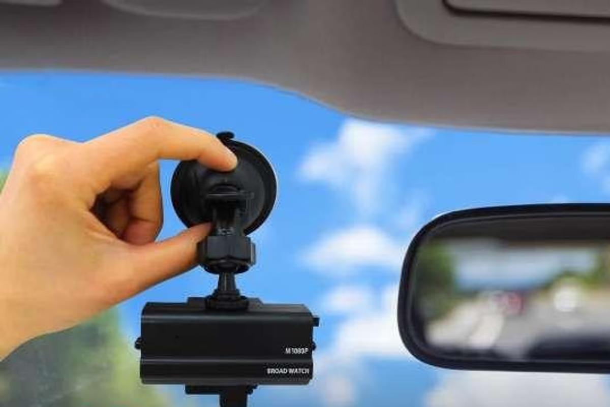 自宅の見守り・防犯カメラとしても活躍。電源も配線も不要の貼るだけドラレコ