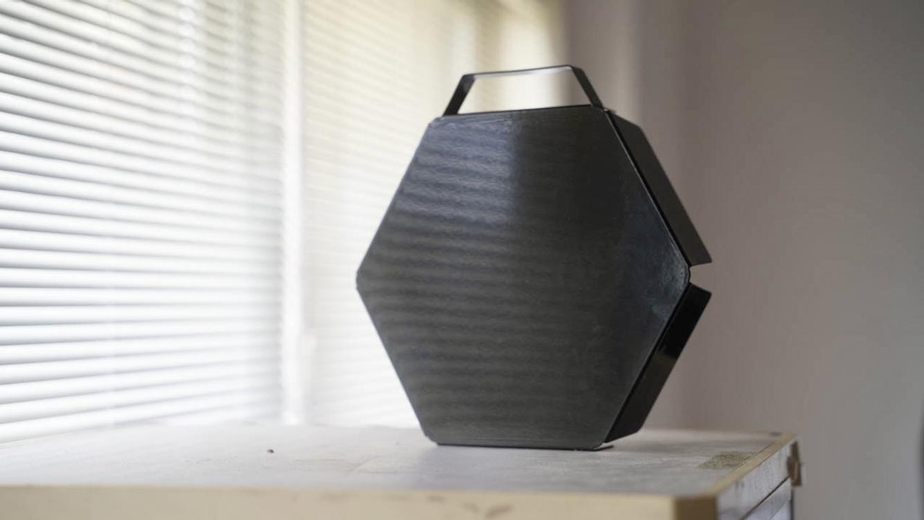 狭いキッチンを拡張。山崎実業の「黒いカバー」で動線がスッキリ整った