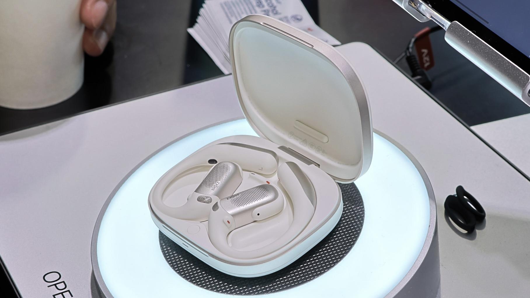 オープン型なのにうるさくない。CESで見つけたShokzの不思議イヤホン