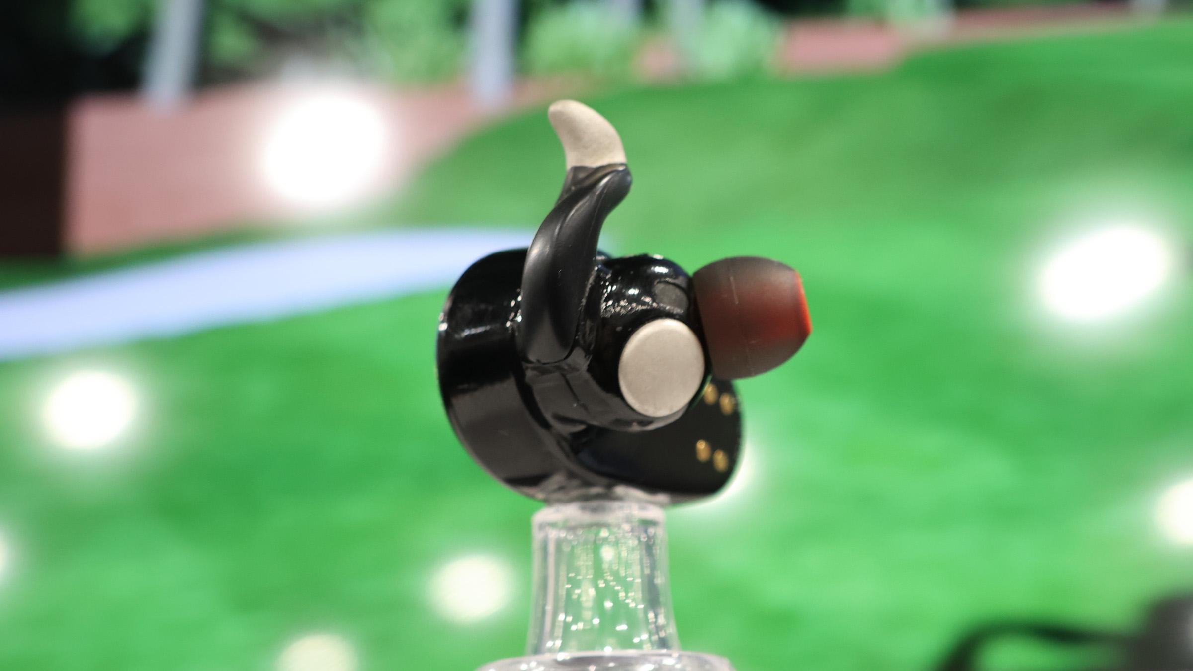 いわば「耳マウス」。電気信号でパソコン操作ができるイヤホン