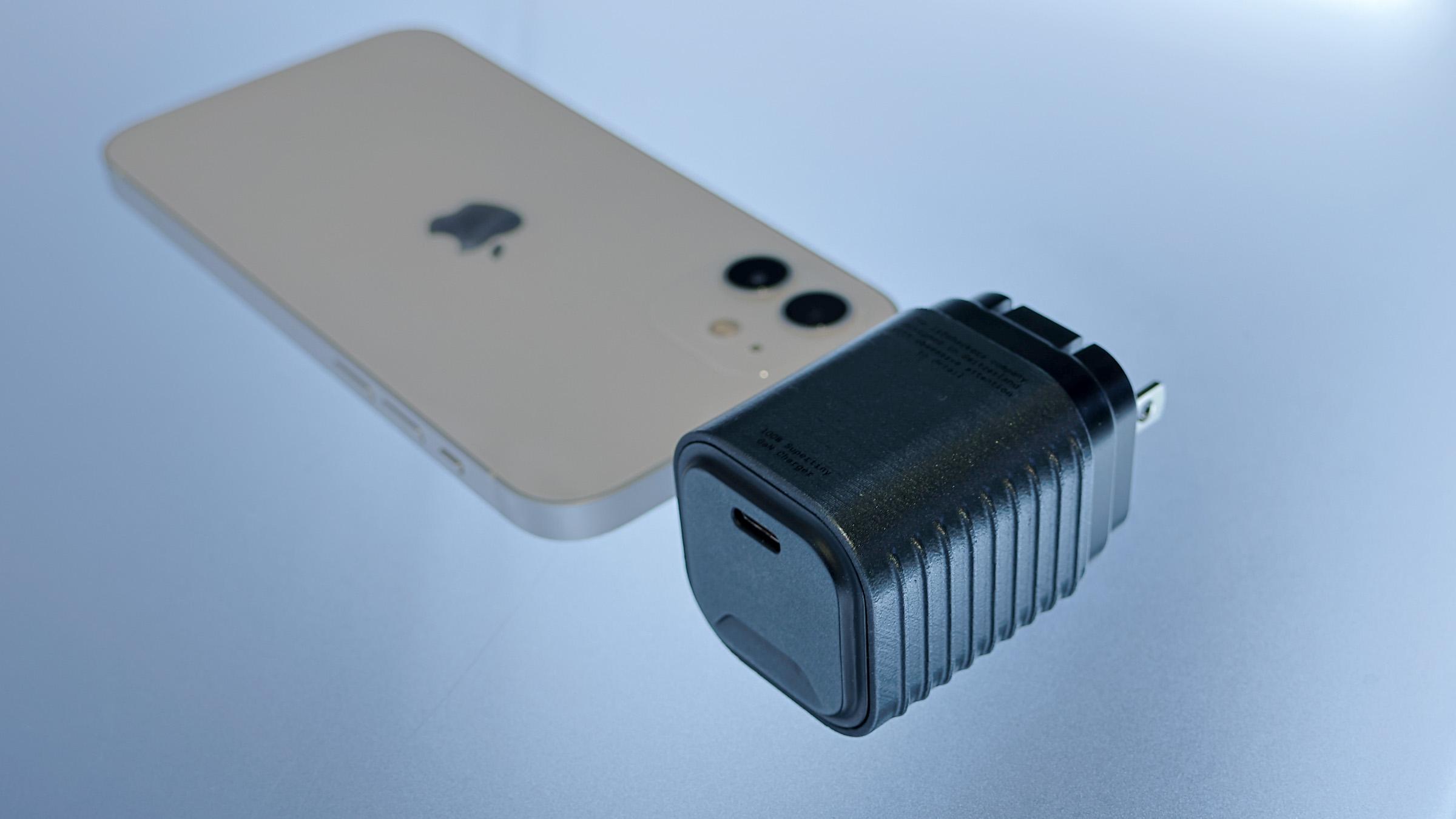 このサイズで100W。未来の充電器はこれか!?