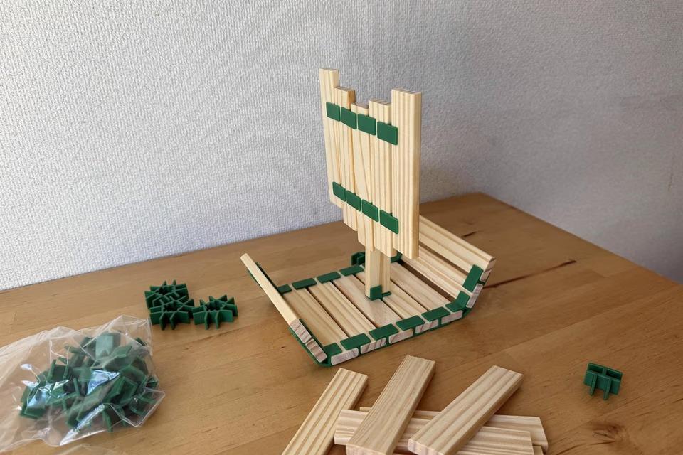 4歳から遊べるのに、大人が本気になる。木のクリップで立体を作って