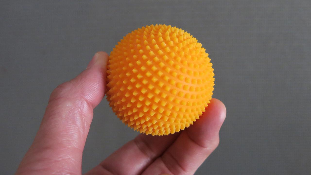 ボツボツのボールで足裏を刺激。トレーニング前後や気だるい足に最適