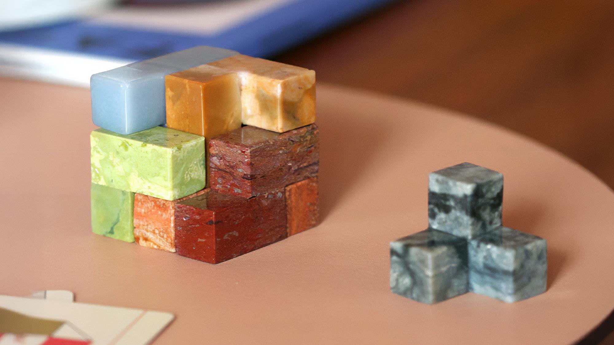 手のひらに収まるアンデス山脈の歴史。天然石で遊ぶ大人のフィジェット