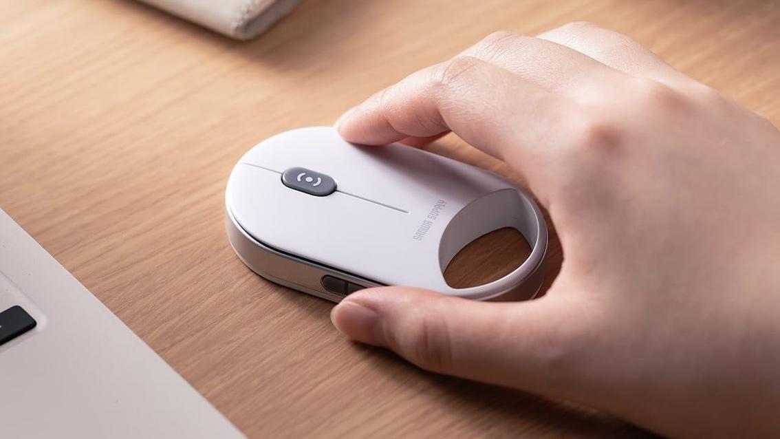 なくても困らないけどあると手放せないやつ。サンワの薄型穴開きマウス