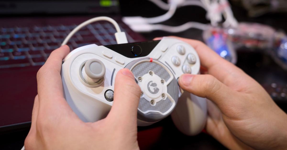 GameSirの冒険。レーシングコントローラーに親指用ハンドルをねじ込ん 