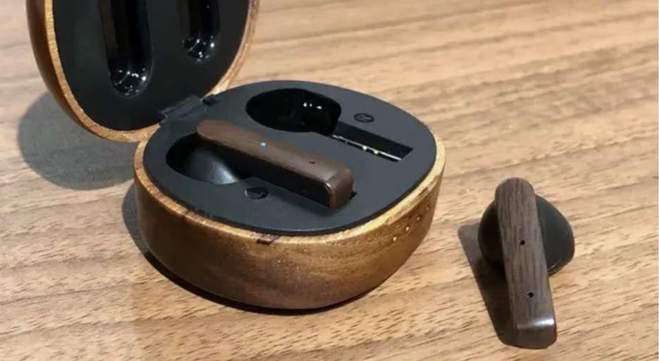 13mmドライバー搭載の天然木ワイヤレスイヤホン。Bluetooth対応で低音域が得意な機能派です