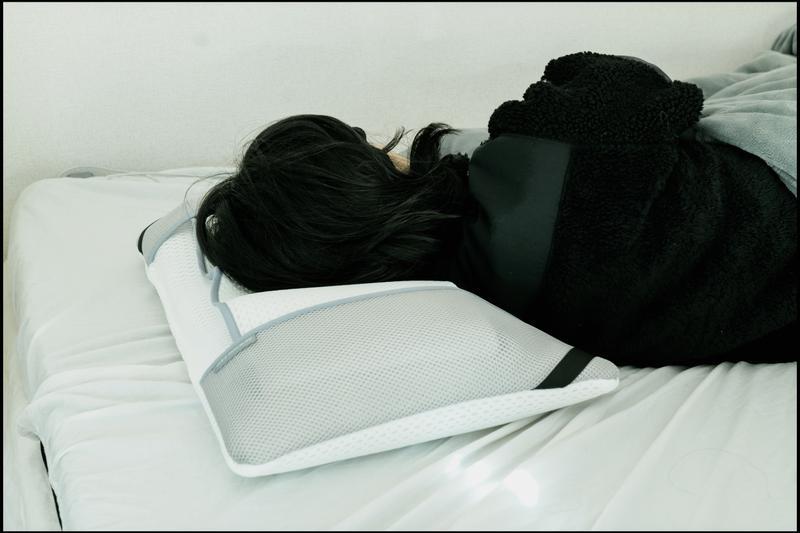 中身の95%が空気だからムレ知らず。高さ調整もできるエアリー枕が快適