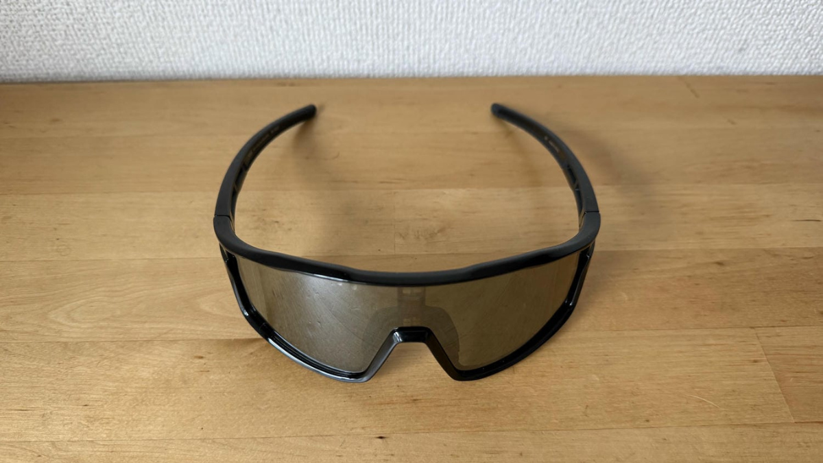 偏光×瞬間調光。運転中に効くサングラスの新アプローチ